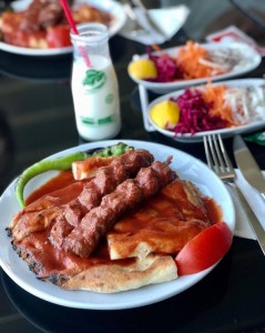 Çatı Soslu Kebap w Zonguldaku podawany z napojem Ayran. Kliknij, aby powiększyć zdjęcie.